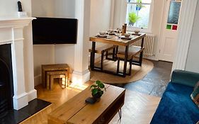 Charming 2-Bed Seaside Cottage - Moments From Brighton Beach & Pier